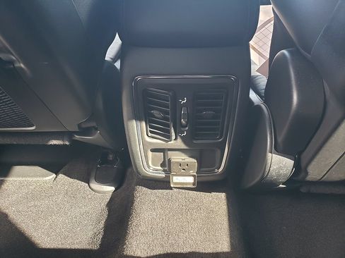 Used 2022 Jeep Grand Cherokee Laredo X AWD/4WD image 16