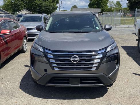Used 2025 Nissan Rogue SV image 2