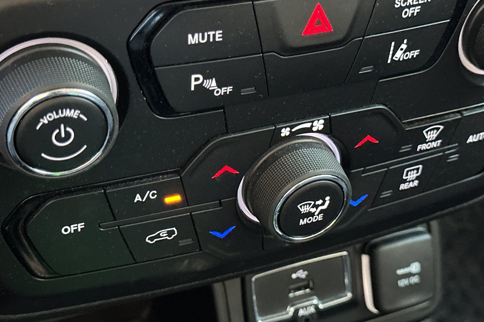 Used 2018 Jeep Renegade Latitude FWD image 28