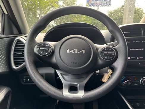 Used 2025 Kia Soul LX w/ LX Technology Package FWD image 25