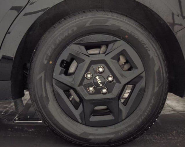 Used 2025 Kia Carnival FWD image 13