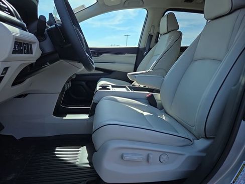 New 2026 Honda Odyssey Touring image 5