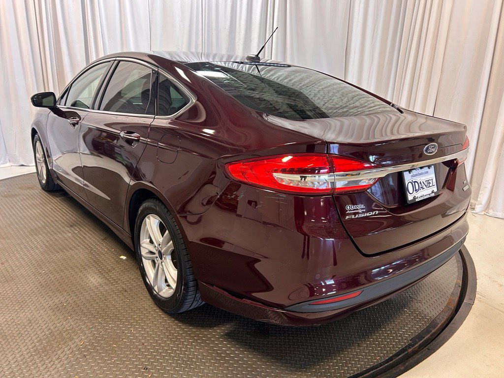 Used 2018 Ford Fusion SE w/ Fusion SE Technology Package FWD image 3