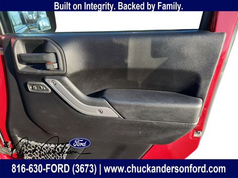 Used 2012 Jeep Wrangler Unlimited Sahara w/ Connectivity Group image 23