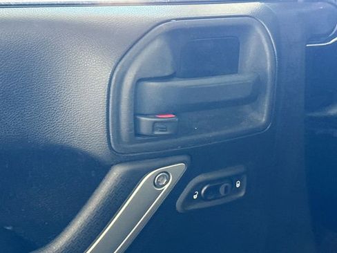 Used 2015 Jeep Wrangler Unlimited Rubicon image 18