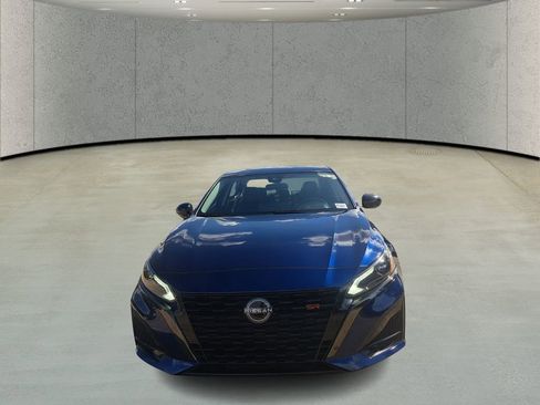 Used 2023 Nissan Altima 2.5 SR w/ SR Premium Package image 2