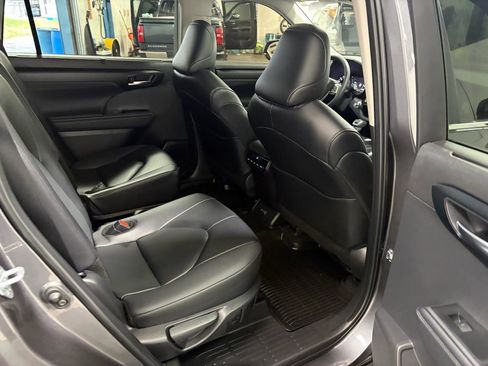 Used 2025 Toyota Highlander XLE image 18