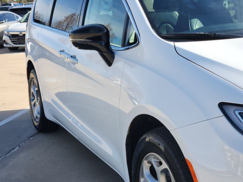 Used 2024 Chrysler Pacifica Limited w/ Trailer Tow Group image 8