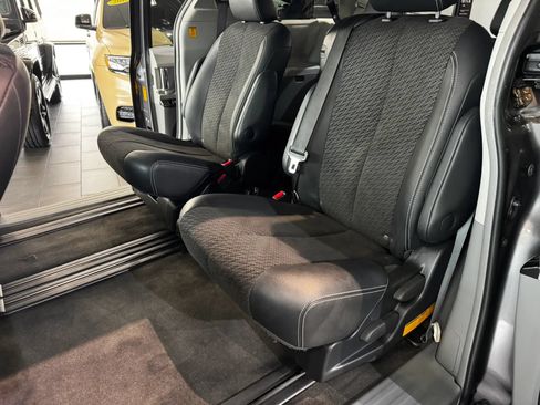 Used 2013 Toyota Sienna SE FWD image 17