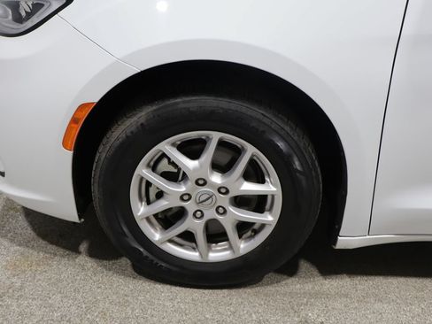 Used 2024 Chrysler Pacifica Touring-L FWD image 7
