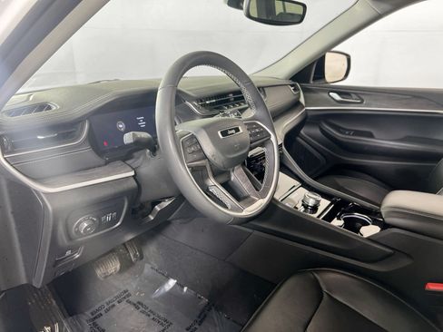 Used 2023 Jeep Grand Cherokee Limited AWD/4WD image 9