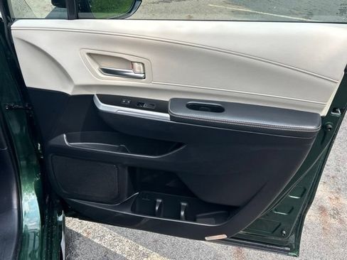 Used 2025 Toyota Sienna Platinum AWD/4WD image 27