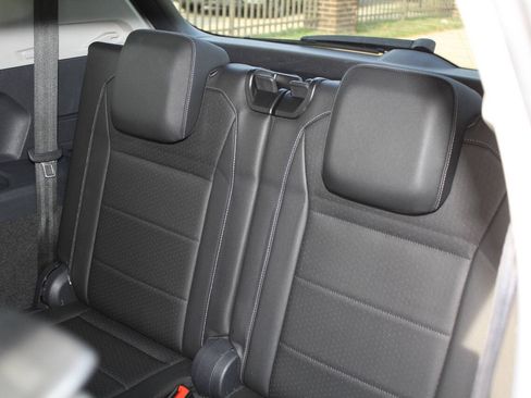 Used 2018 Volkswagen Tiguan SE FWD image 9