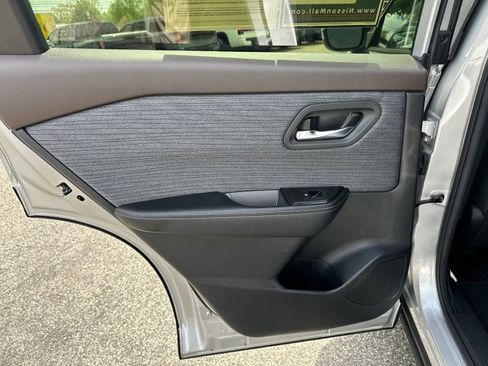 Used 2023 Nissan Rogue SV image 19