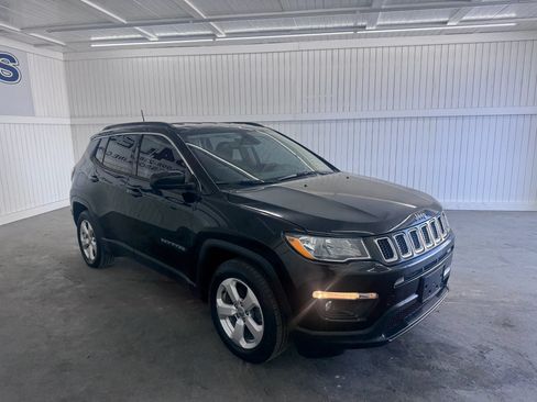 Used 2019 Jeep Compass Latitude FWD image 3