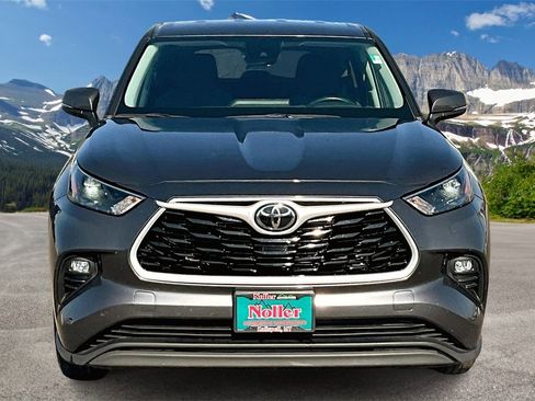 Used 2024 Toyota Highlander LE image 3