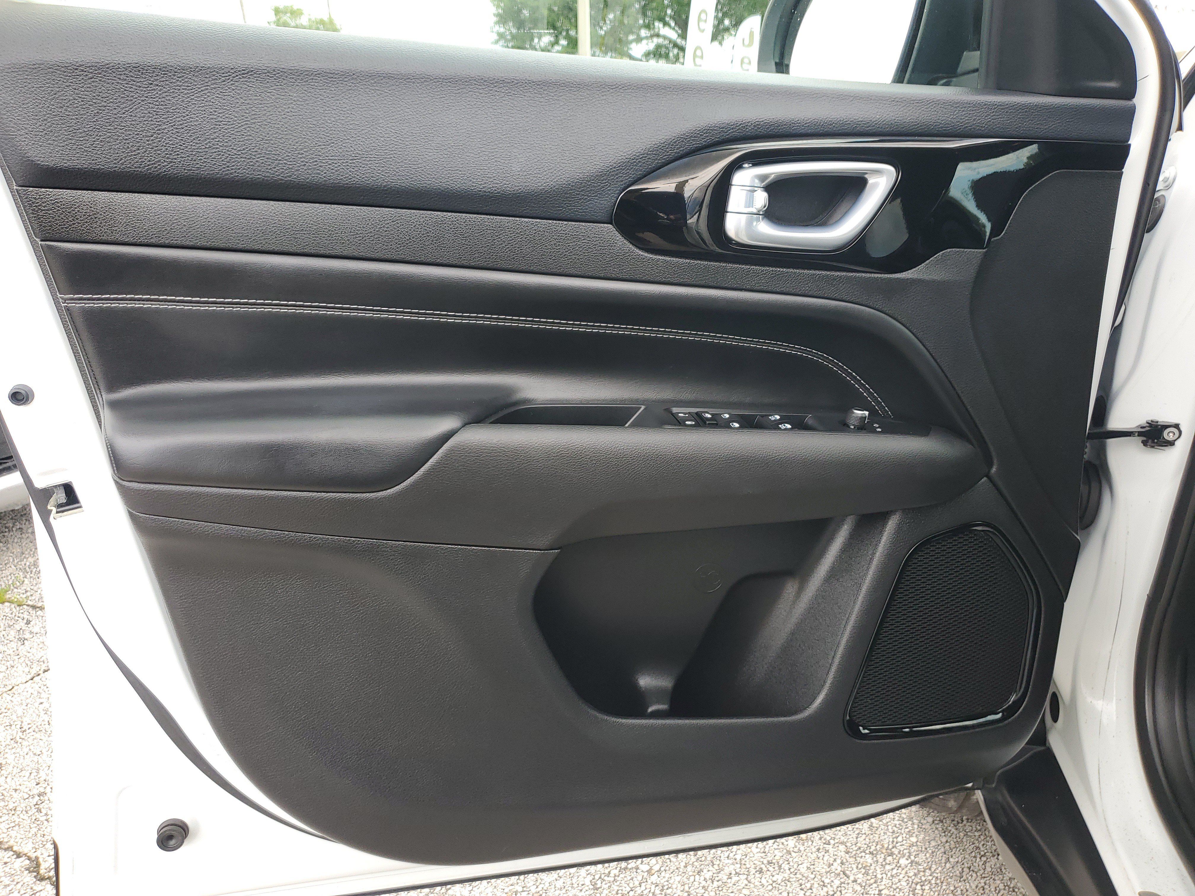 Used 2023 Jeep Compass Latitude AWD/4WD image 18