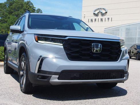 Used 2025 Honda Pilot Touring image 2