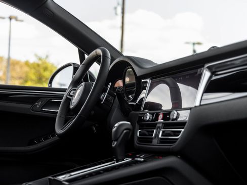 Certified 2026 Porsche Macan AWD/4WD image 46