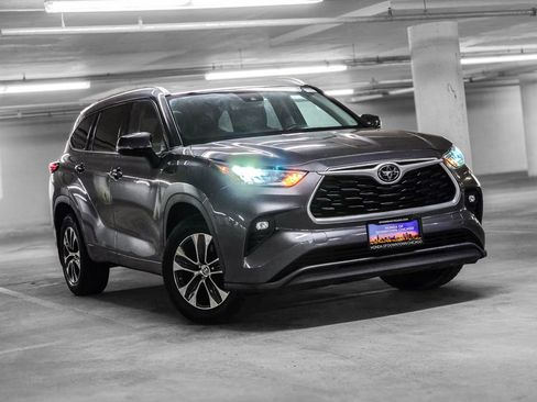 Used 2020 Toyota Highlander XLE AWD/4WD image 4