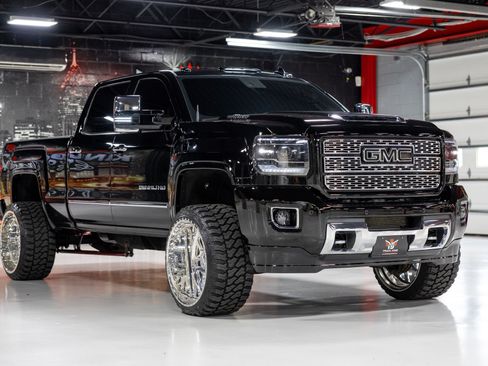 Used 2017 GMC Sierra 2500 Denali w/ Duramax Plus Package AWD/4WD image 10