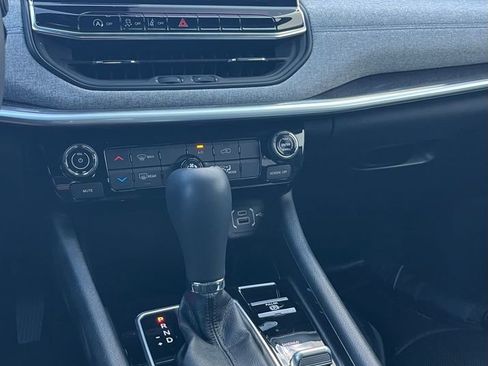 Used 2024 Jeep Compass Latitude image 14