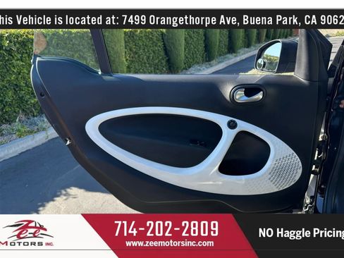 Used 2016 smart fortwo passion RWD image 34