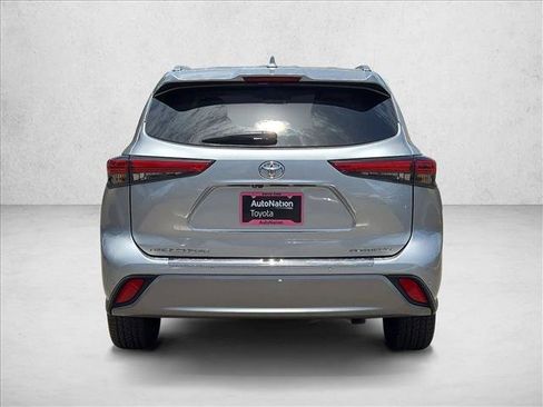 Used 2023 Toyota Highlander Platinum FWD image 7