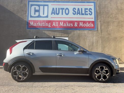 Used 2023 Kia Niro SX Touring FWD image 4