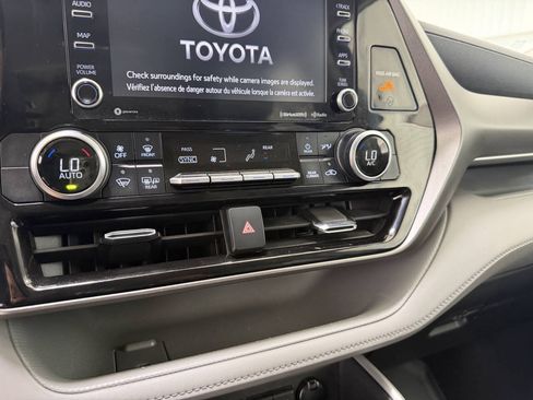 Used 2021 Toyota Highlander LE AWD/4WD image 14