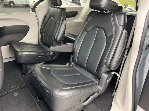 Used 2024 Chrysler Pacifica Touring-L image 22
