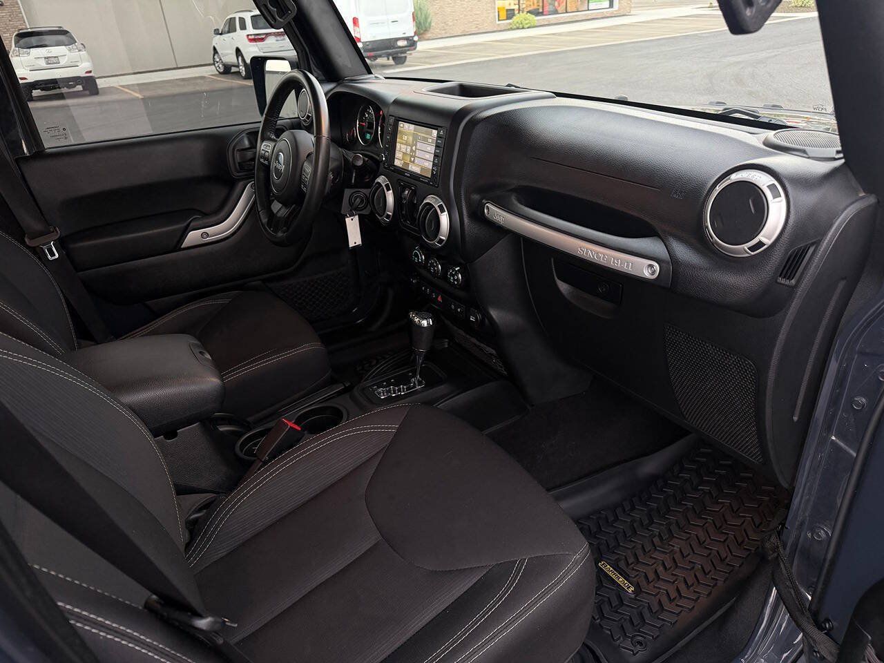 Used 2018 Jeep Wrangler Unlimited Sahara w/ Connectivity Group AWD/4WD image 23