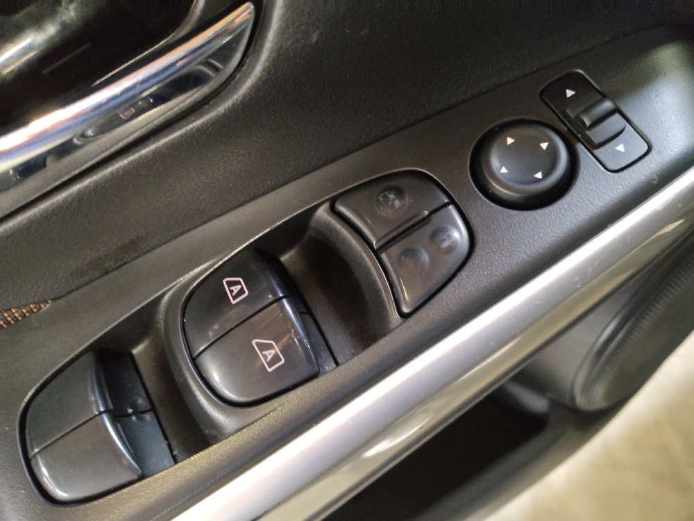 Used 2019 Nissan Kicks SR FWD image 27