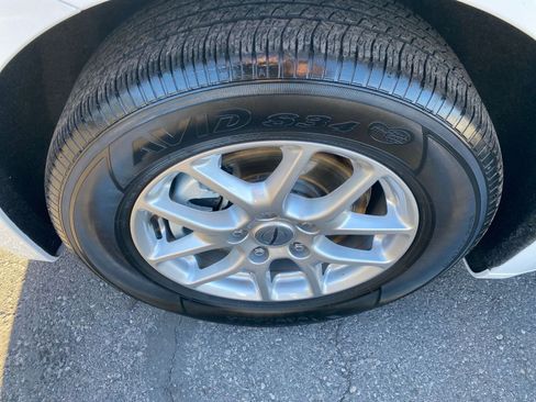 Used 2024 Chrysler Voyager LX image 32