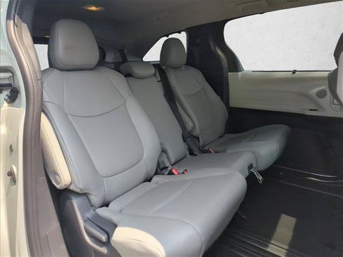 Used 2026 Toyota Sienna XLE FWD image 29