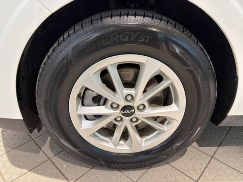 Used 2023 Kia Carnival LX image 9