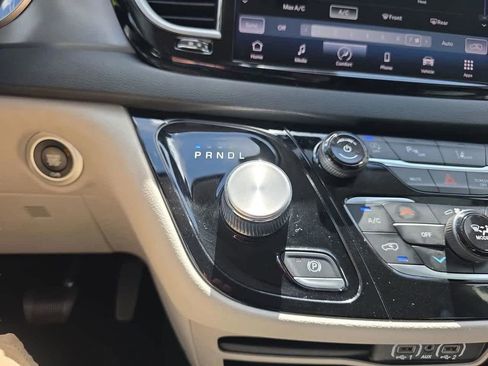 Used 2023 Chrysler Pacifica Touring-L FWD image 23