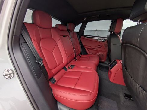 Certified 2025 Porsche Macan AWD/4WD image 24