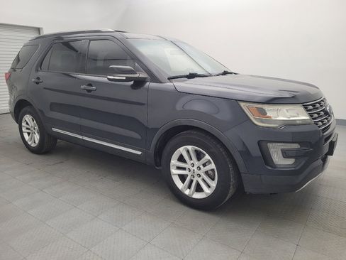 Used 2017 Ford Explorer XLT image 11