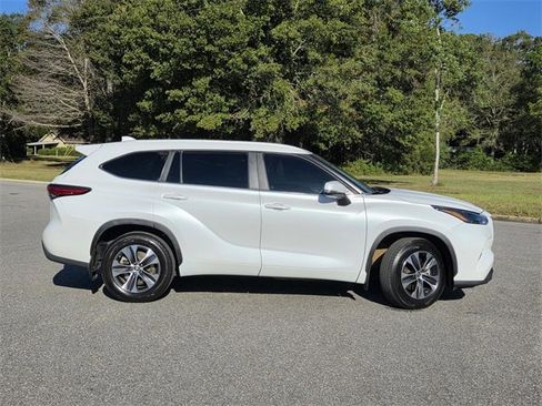 Used 2023 Toyota Highlander XLE image 38