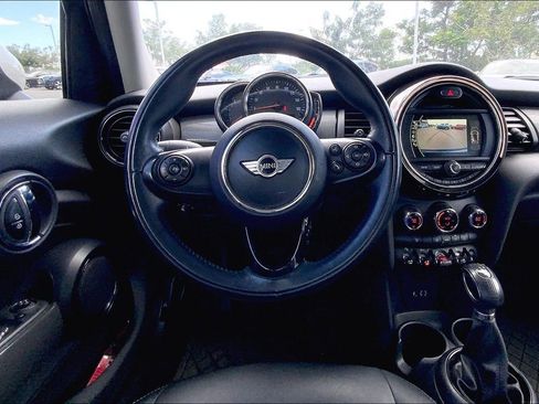 Used 2018 MINI Cooper 4-Door Hardtop image 5