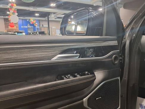 Used 2024 Jeep Wagoneer L Series II w/ Flexible Seating Group image 18