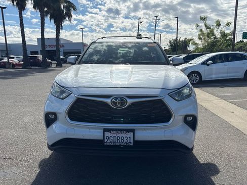 Used 2023 Toyota Highlander XLE image 2