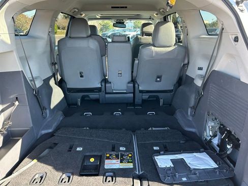 Used 2024 Toyota Sienna XLE FWD image 47