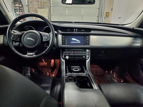 Used 2016 Jaguar XF Premium image 11