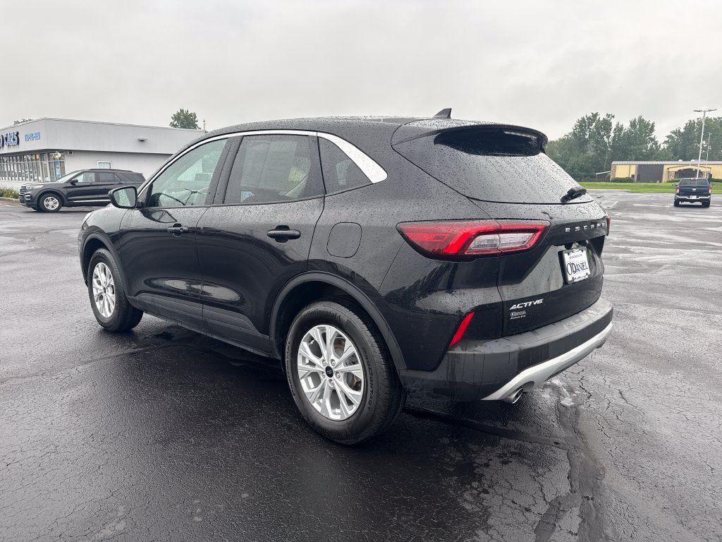 Used 2023 Ford Escape Active AWD/4WD image 2