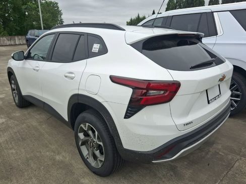 Used 2026 Chevrolet Trax LT FWD image 6
