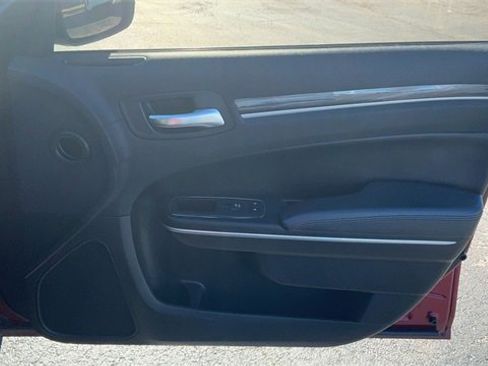 Used 2018 Chrysler 300 Touring L image 9