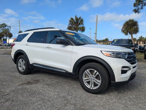 Used 2024 Ford Explorer XLT w/ Equipment Group 202A AWD/4WD image 2