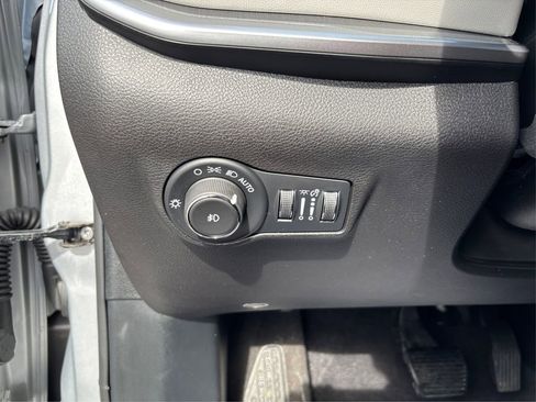 Used 2025 Jeep Compass Limited image 23